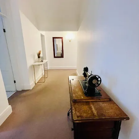 Exquisite One-bedroom Flat In Clifton, *